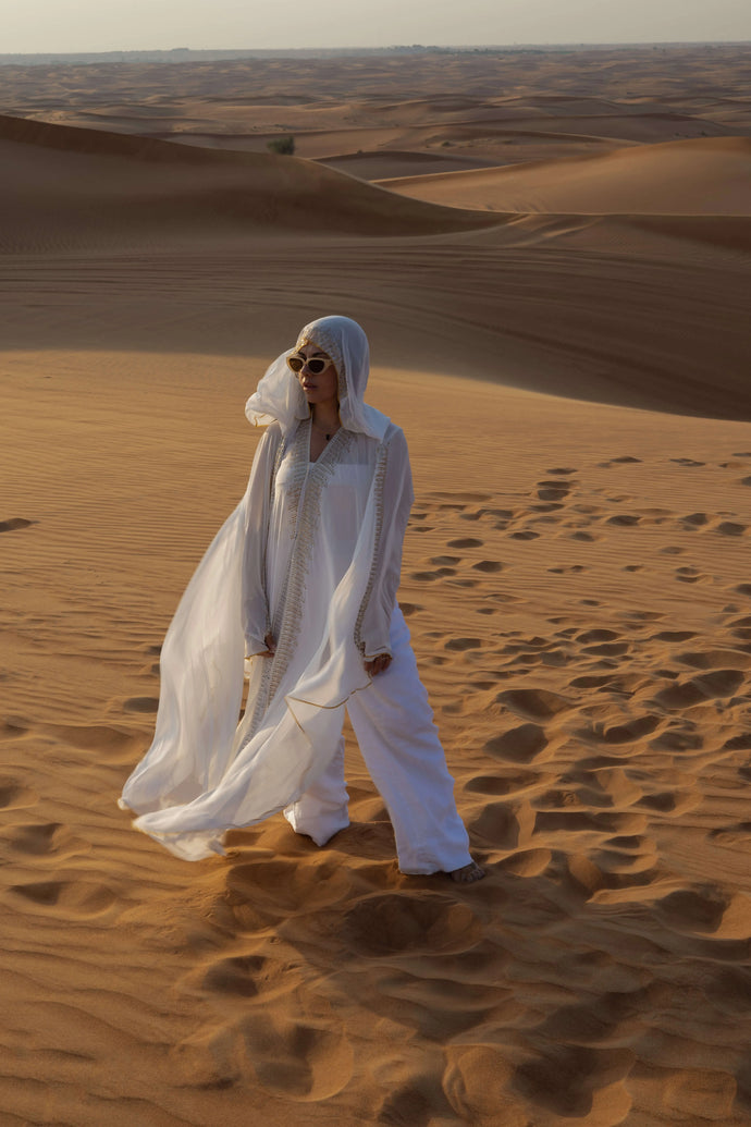 Vrouw in de Sahara met droog haar – symbolische weergave van een droge hoofdhuid, linkend naar blog over oorzaken en verzorging bij Mamé Care.