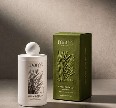 Calm Breeze Shampoo fles naast de olijfgroene verpakkingsdoos