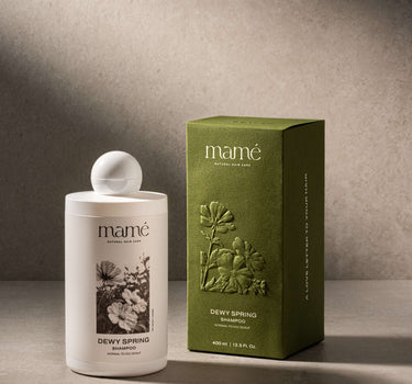Dewy Spring Shampoo fles naast de olijfgroene verpakkingsdoos