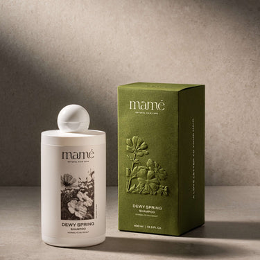 Dewy Spring Shampoo fles naast de olijfgroene verpakkingsdoos