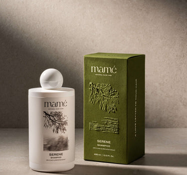 Serene Shampoo fles naast de donkergroene verpakkingsdoos