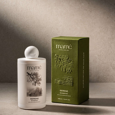 Serene Shampoo fles naast de donkergroene verpakkingsdoos