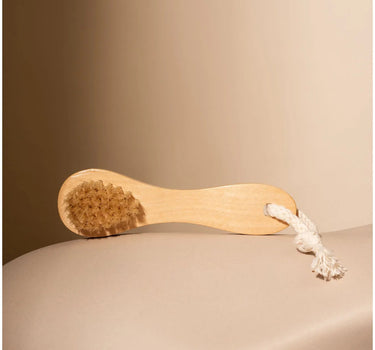 You Make Me Scrub van Mamé Care – houten scrubborstel voor hoofdhuid, vooraanzicht