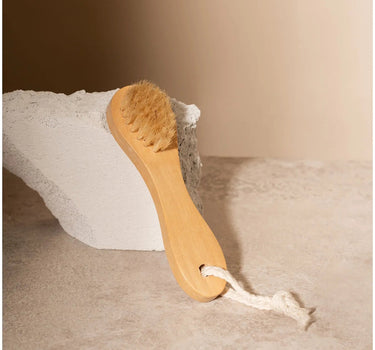 You Make Me Scrub – sfeerbeeld liggend op steen