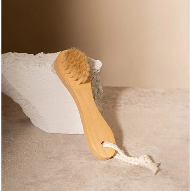 You Make Me Scrub – sfeerbeeld liggend op steen